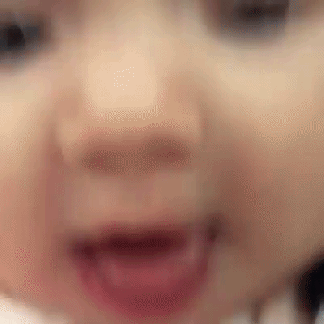 01-bebe-mostrando-a-lingua